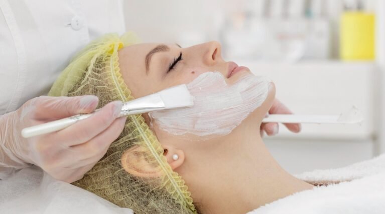 woman-beauty-clinic-face-treatment (1) (1)